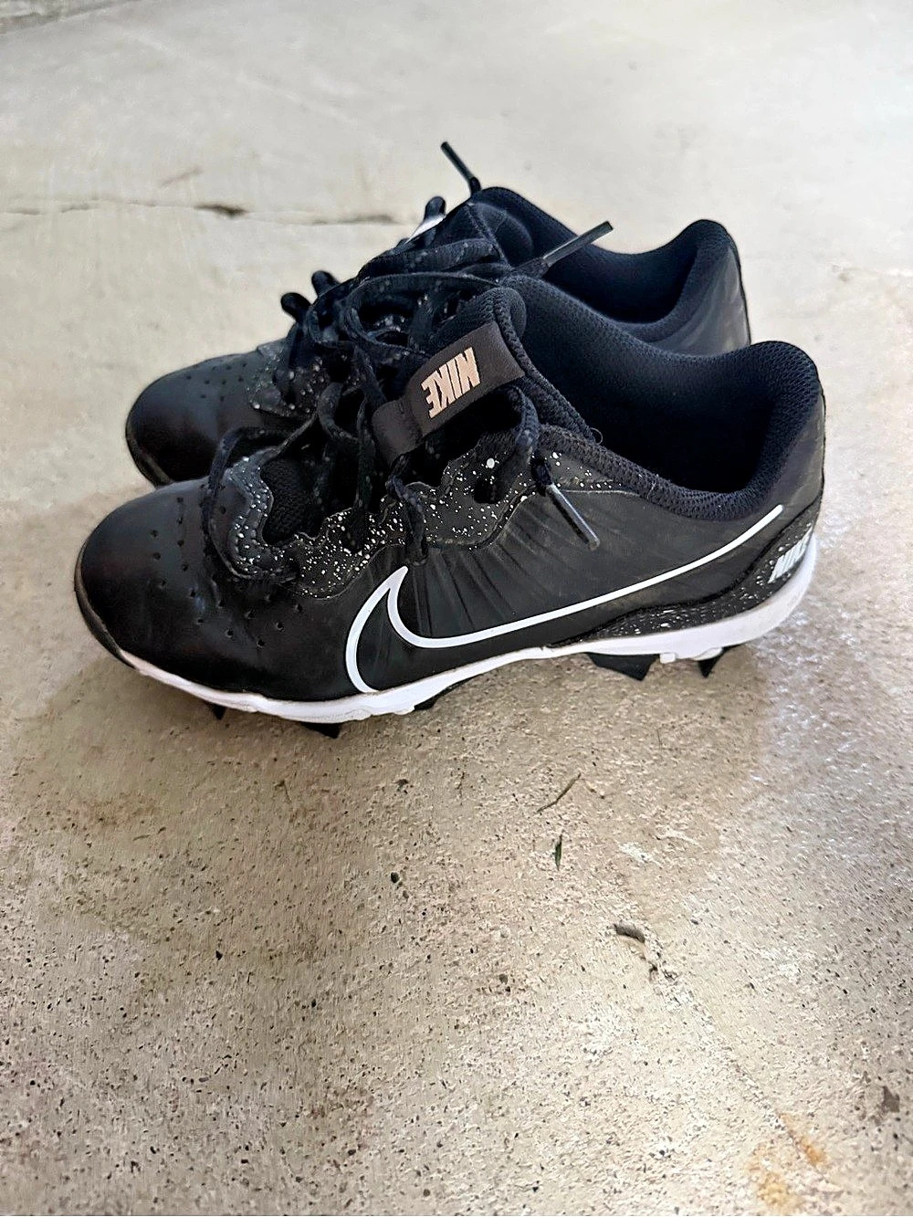 Nike baseball t ball Cleats Boys US 1Y Black & White